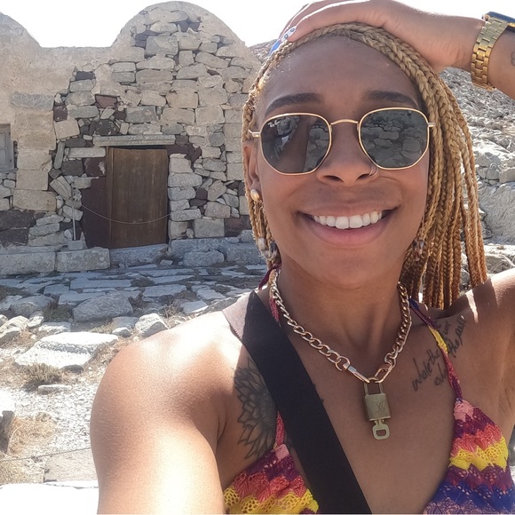 Meet your Posher, Denise - Picture 2 of 5